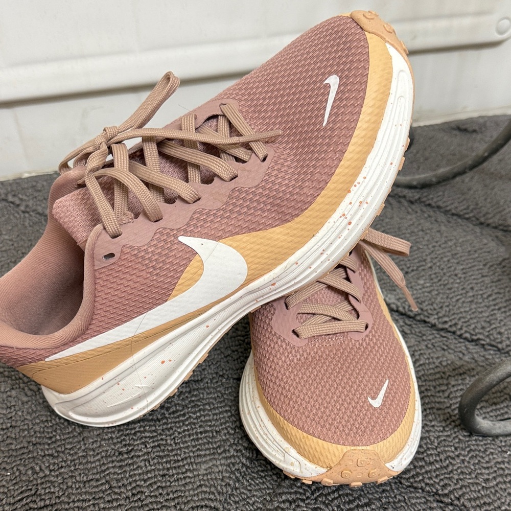 Women's Nike Revolution 8 - Picture 6 of 6